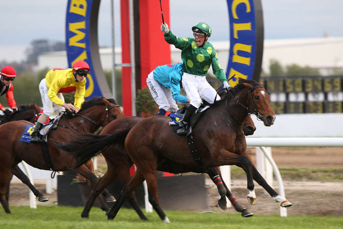 In Foal Abidewithme Sprints to Success