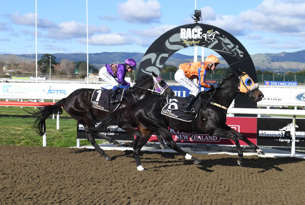 Luxuriant Goes Back to Back